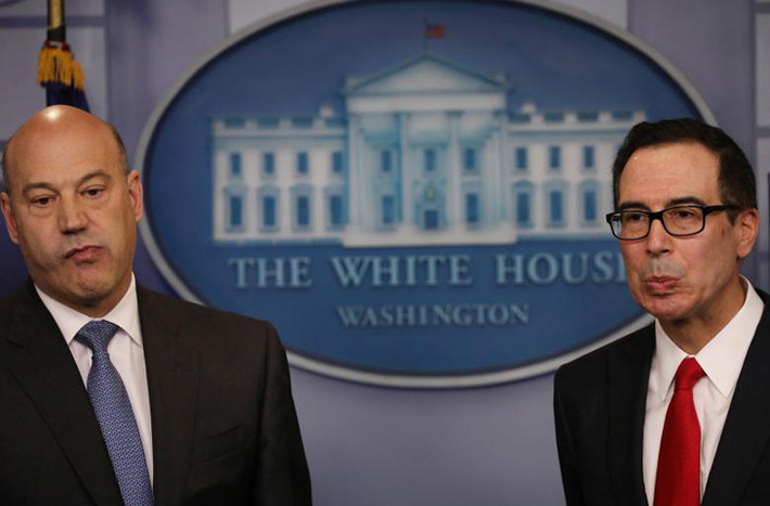 Ông Gary Cohn (trái) và Bộ trưởng Tài chính Mỹ Steven Mnuchin phản ứng trước các câu hỏi trong khi công bố đề xuất cải cách thuế của chính quyền Tổng thống Trump trong phòng họp của Nhà Trắng ngày 26/4/2017.