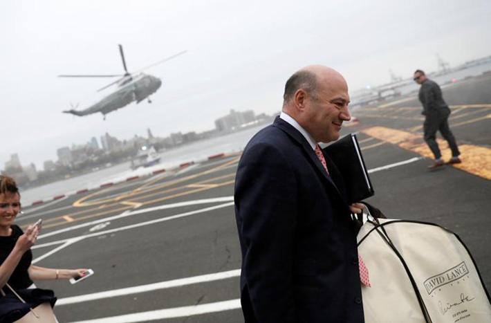 Cố vấn Gary Cohn “tay xách nách mang” tại một địa điểm ở New York ngày 4/5/2017.