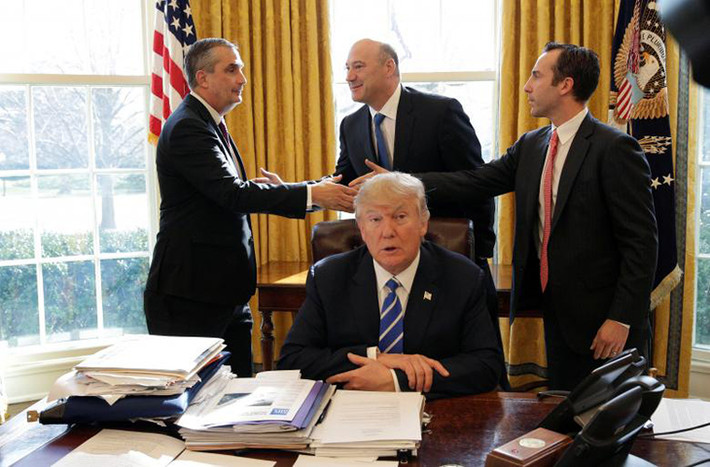 Ông Gary cùng các quan chức khác đứng phía sau khi Tổng thống Trump phát biểu trong Phòng Bầu Dục ngày 8/2/2017.