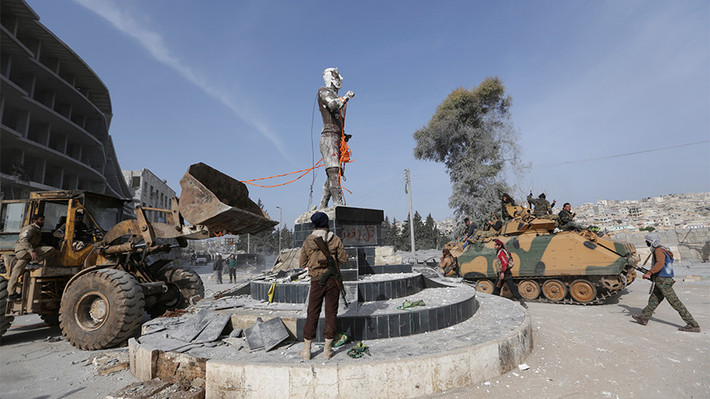 “Các lực lượng ủng hộ Thổ Nhĩ Kỳ đã tiến vào trung tâm thành phố Afrin mà không gặp bất cứ sự kháng cự nào từ phía các chiến binh người Kurd do họ đã tháo chạy khỏi khu vực này trước đó. Phát biểu trên truyền hình, Tổng thống Thổ Nhĩ Kỳ Erdogan cho biết đã thực hiện mọi biện pháp để bảo vệ cư dân Afrin”, NTV đưa tin. Ảnh: Reuters.