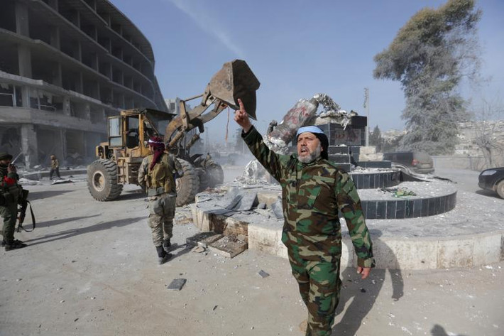 Lực lượng FSA phá dỡ một bức tượng người Kurd ở trung tâm Afrin. Ảnh: Reuters.