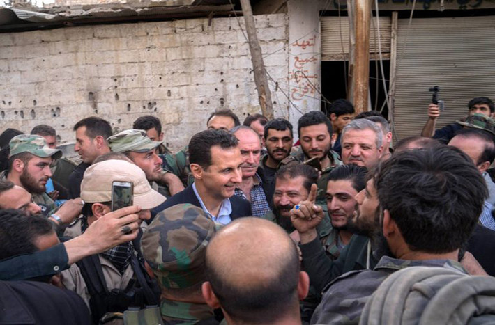 Cũng trong ngày 18/3, đích thân Tổng thống Syria Bashar al-Assad đã tới khu vực Đông Ghouta, gặp gỡ và trò chuyện với người dân cùng các binh sĩ Syria. Ảnh: SF.