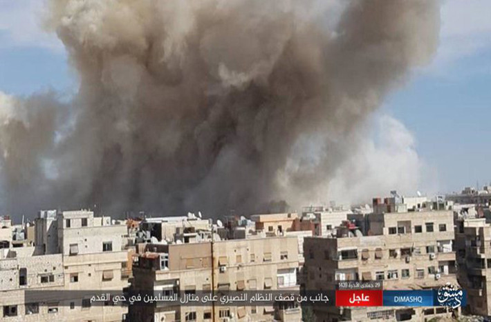 Đáp trả lại cuộc tấn công của nhóm khủng bố IS, các chiến đấu cơ Syria đã tiến hành nhiều cuộc không kích nhằm vào căn cứ của IS tại quận al-Qadam và khu trại Yarmouk ở phía đông. Ảnh: SF.