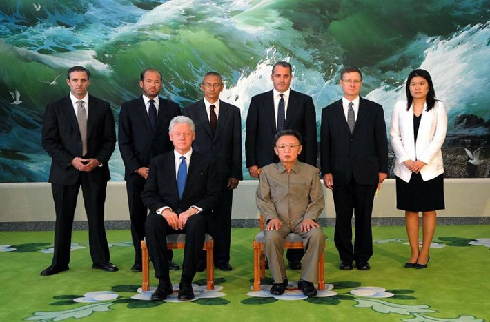 Nhà lãnh đạo Triều Tiên Kim Jong-il chụp ảnh cùng cựu Tổng thống Mỹ Bill Clinton (ngồi, trái) và các thành viên trong phái đoàn của ông Clinton ở thủ đô Bình Nhưỡng, Triều Tiên, ngày 4/8/2009. Ảnh: Jiji.