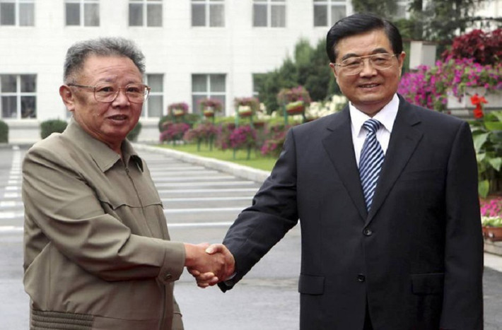 Chủ tịch Trung Quốc Hồ Cẩm Đào (phải) bắt tay lãnh đạo Triều Tiên Kim Jong-il trong cuộc gặp ở thành phố Trường Xuân, tỉnh Cát Lâm, Trung Quốc, cuối tháng 8/2010. Ảnh: Tân Hoa Xã.