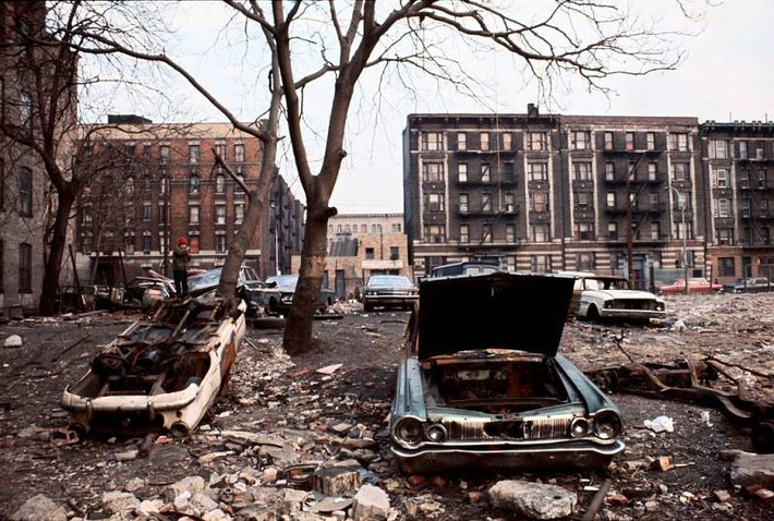 Bronx vốn là địa điểm yêu thích của tầng lớp trung lưu. Tuy nhiên, vào thập niên 1970, rất nhiều người đã rời bỏ nơi này.