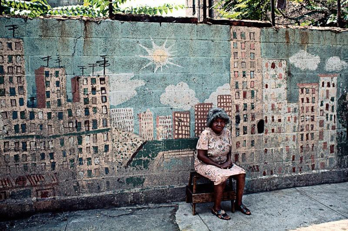 Người phụ nữ ngồi nghỉ ở khu Đông Harlem.
