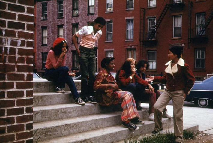 Một nhóm thanh niên ngồi tán gẫu ở công viên Nam Williamsburg năm 1974.
