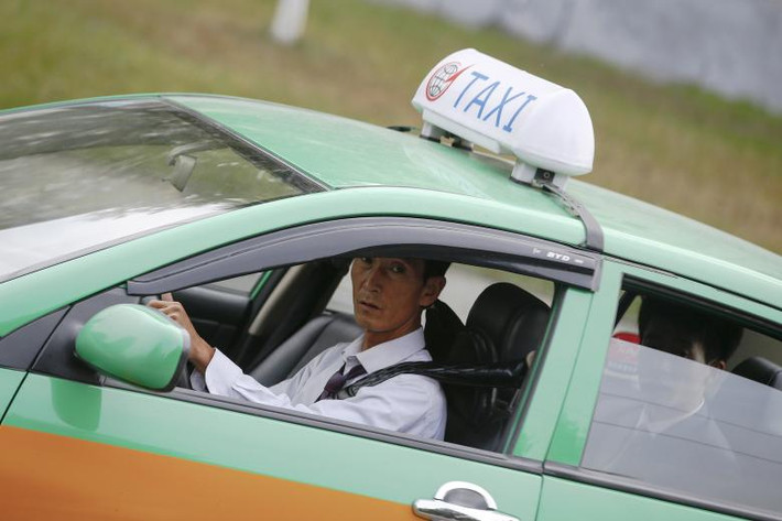 Tài xế taxi ở thủ đô Triều Tiên trong bức ảnh chụp hồi tháng 10/2015, ở Bình Nhưỡng taxi cũng xuất hiện nhiều hơn trước để đáp ứng nhu cầu đi lại tăng cao của người dân.