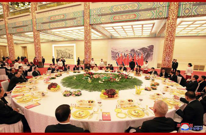 Hai nhà lãnh đạo Triều Tiên-Trung Quốc là nhân vật trung tâm của buổi tiệc mừng.
