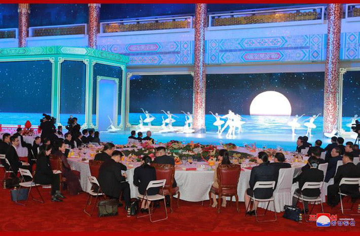 Sau hội đàm, ông Kim Jong-un cùng phu nhân cũng đã dự chiêu đãi chào mừng và xem biểu diễn nghệ thuật.