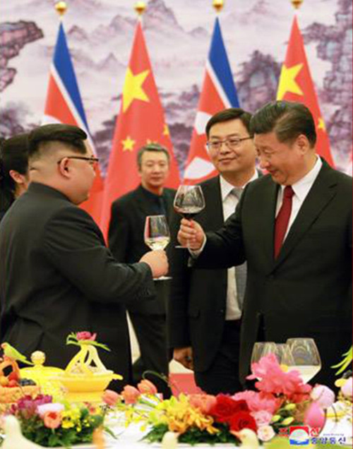 Chủ tịch Trung Quốc Tập Cận Bình và lãnh đạo Triều Tiên Kim Jong-un nâng cốc chúc mừng vì mối quan hệ tốt đẹp giữa hai nước.