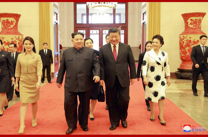 Trong chuyến công du nước ngoài đầu tiên kể từ khi lên nắm quyền năm 2011, lãnh đạo Kim Jong-un đã hội đàm với Chủ tịch Trung Quốc Tập Cận Bình tại Đại lễ đường Nhân dân ở thủ đô Bắc Kinh cũng như tham gia buổi tiệc chiêu đãi chào mừng và xem biểu diễn nghệ thuật.
