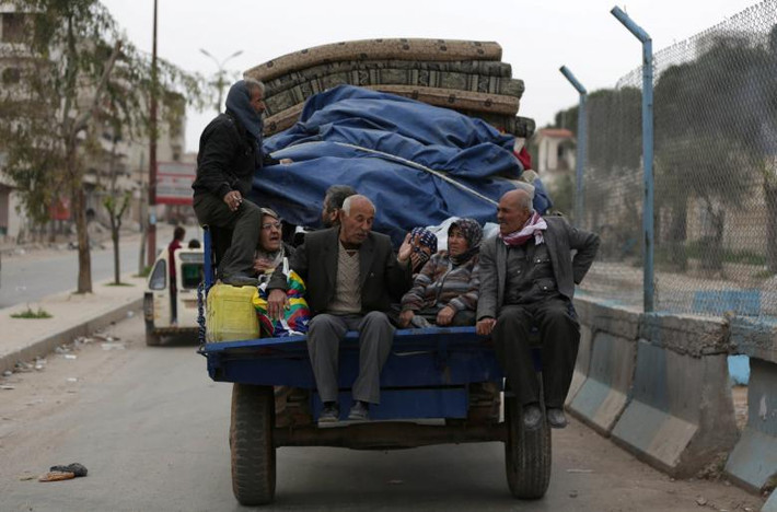 Người dân mang theo đồ đạc đi sơ tán tới Aleppo, nơi nằm trong quyền kiểm soát của Quân đội Syria.