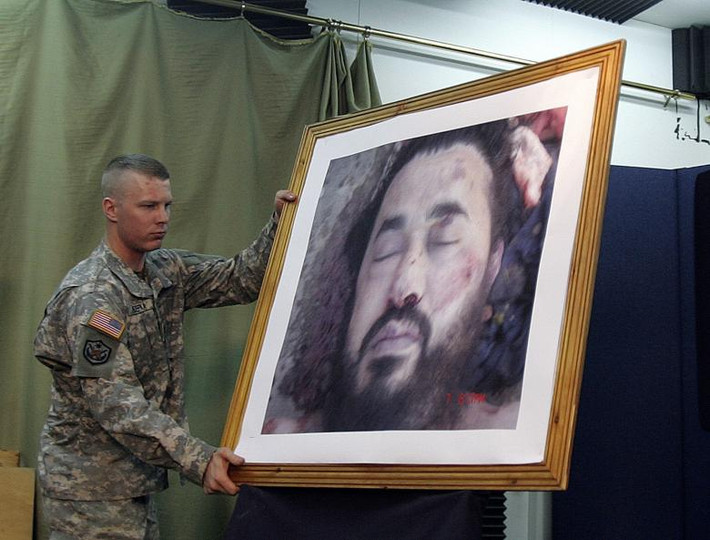 Binh sĩ Mỹ cầm bức ảnh về tên thủ lĩnh Al Qaeda ở Iraq, Abu Musab al-Zarqawi đã bị tiêu diệt, trong cuộc họp báo tại Baghdad ngày 8/6/2006.