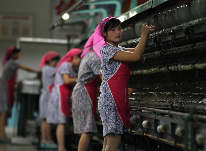 Các nữ công nhân làm việc trong nhà máy lụa Kim Jong-suk ngày 9/4/2012.