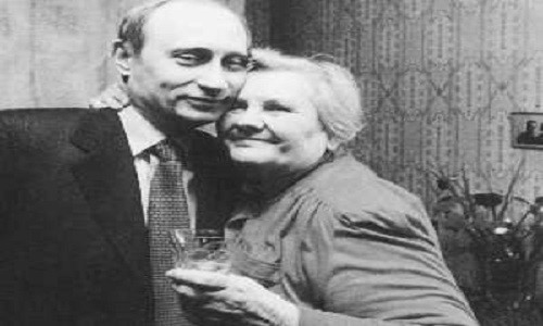 Bà là giáo viên dạy Tiếng Đức cho Tổng thống Putin từ năm ông học lớp 5 tới lớp 8 tại trường Số 193 ở Leningrad. Cô giáo Vera đã chia sẻ về những năm tháng thời đi học của nhà lãnh đạo Nga - cậu học trò tinh nghịch ngày nào nhưng rất thông minh và được các bạn học yêu mến. Ảnh: putin.academic.rua.