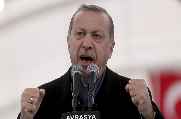 Theo South Front, ngày 5/3, Tổng thống Thổ Nhĩ Kỳ Tayyip Erdogan tuyên bố quân đội nước này đã sẵn sàng quét sạch các “phần tử khủng bố” (trong đó có Lực lượng Dân chủ Syria do Mỹ hậu thuẫn) ra khỏi thành phố Manbij. Ảnh: AP.