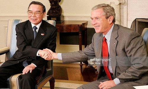 Hồi năm 2005, nguyên Thủ tướng Phan Văn Khải đã có chuyến thăm lịch sử tới Mỹ nhân dịp kỷ niệm 10 năm bình thường hóa quan hệ Việt - Mỹ. Ảnh: Thủ tướng Phan Văn Khải bắt tay Tổng thống Mỹ George W. Bush tại Nhà Trắng ngày 21/6/2005. Ảnh: Getty Images.