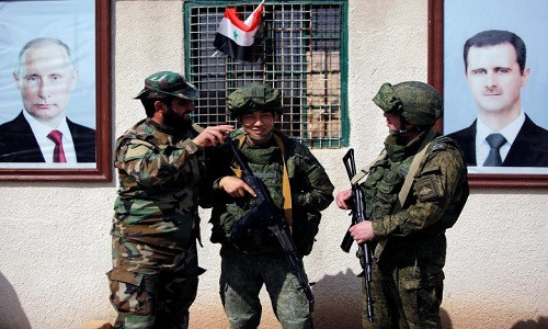 Trong diễn biến mới nhất tại Đông Ghouta, theo Al Masdar News ngày 9/3, Quân đội Syria đã khởi động giai đoạn mới của chiến dịch chống khủng bố sau khi tái chiếm 50% diện tích khu vực này. Ảnh: Các binh sĩ Nga và Syria tại một chốt kiểm soát gần khu dân cư Wafideen Camp ở Damascus ngày 2/3. (Nguồn ảnh: Reuters)