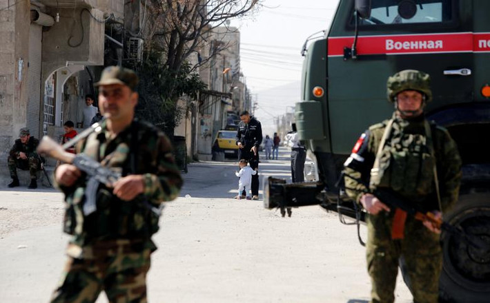 Những người lính Nga và Syria xuất hiện trên đường phố Damascus ngày 2/3.