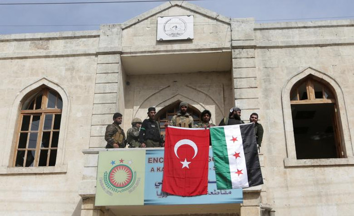 Các thành viên của lực lượng Thổ Nhĩ Kỳ và FSA giương cờ tại Afrin, Syria, ngày 18/3. Ảnh: Reuters.