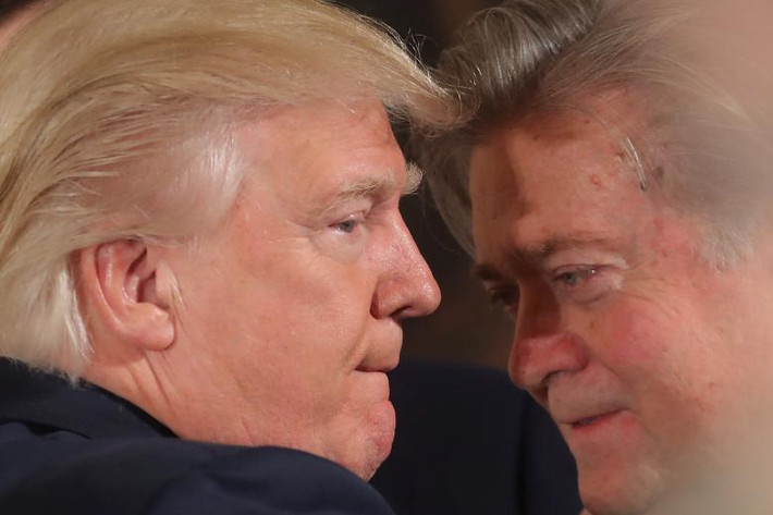 Ngày 18/8/2017, Chiến lược gia trưởng của Tổng thống Donald Trump, ông Steve Bannon, bị sa thải chỉ 7 tháng sau khi ông Trump lên nắm quyền.