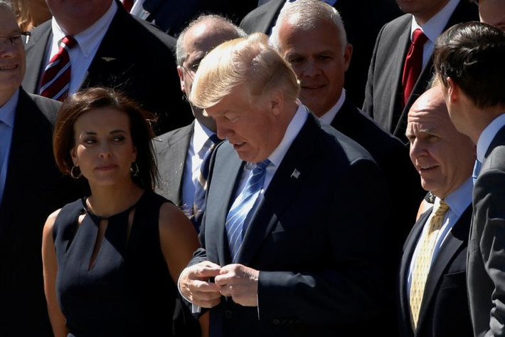 Ngày 8/12/2017, phó Cố vấn An ninh Quốc gia Mỹ Dina Powell (trái) cũng đã thông báo quyết định từ chức vào đầu năm 2018. Theo người phát ngôn Nhà Trắng Sarah Sanders, trước đó, bà Powell đã có kế hoạch chỉ làm việc (cho Tổng thống Trump) một năm rồi trở về nhà tại New York.