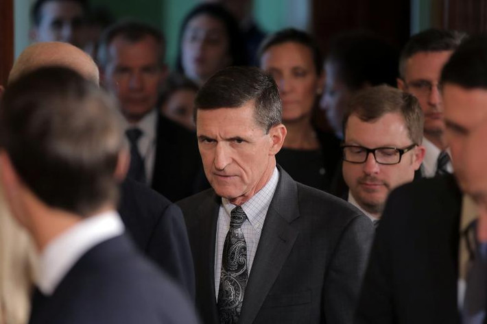Ngày 13/2/2017, Cố vấn An ninh Quốc gia Mike Flynn, đã phải từ chức vì sức ép do nói dối các quan chức về mối quan hệ với Nga khi mới đảm nhiệm chức vụ này được 24 ngày.
