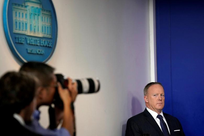 Ngày 21/7, Thư ký báo chí Nhà Trắng Sean Spicer đã xin từ chức sau khi nói với Tổng thống Trump rằng ông kịch liệt phản đối việc nhà lãnh đạo Mỹ bổ nhiệm chuyên gia tài chính New York Anthony Scaramucci làm Giám đốc Truyền thông của Nhà Trắng.