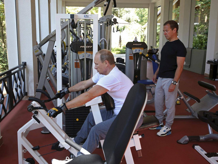 Năm 2015, Tổng thống Putin và Thủ tướng Medvedev cùng nhau tập thể hình tại Sochi. Ảnh: Independent
