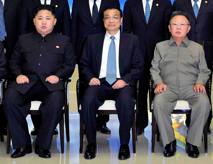 Bức ảnh đặc biệt này được chụp vào tháng 10/2011, khi cố Chủ tịch Triều Tiên Kim Jong-il và con trai ông Kim Jong-un (ở thời điểm chưa lên nắm quyền) có chuyến thăm chính thức Trung Quốc, ngồi ở giữa là cựu Thủ tướng Trung Quốc Lý Khắc Cường. Chỉ hai tháng sau đó cố Chủ tịch Kim Jong-il qua đời. Ảnh: SCMP.