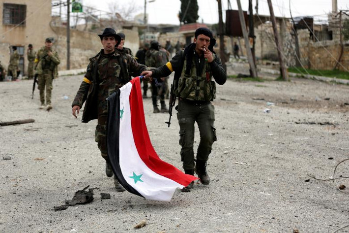 Lực lượng FSA cầm lá cờ Syria ở Rajo ngày 4/3.
