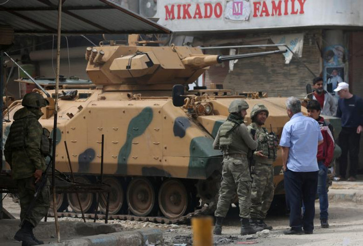 Một vài dân thường trao đổi với các binh sĩ Thổ Nhĩ Kỳ trên đường phố Afrin, hầu hết những người ở lại đều là người có xu hướng thân với Thổ Nhĩ Kỳ.
