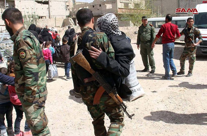 Ở diễn biến khác trên chiến trường Đông Ghouta, Bộ Quốc phòng Nga ngày 28/3 thông báo hơn 128.000 dân thường đã rời khỏi Đông Ghouta thông qua các hành lang nhân đạo. Ảnh: AMN.