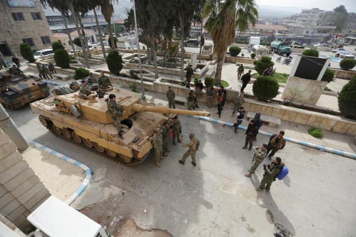 Xe quân sự của lực lượng Thổ Nhĩ Kỳ trên đường phố Afrin. Ảnh: Reuters.