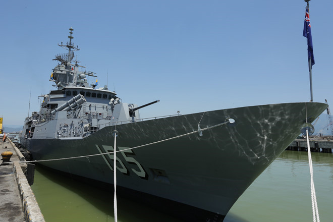 Tàu hộ vệ tên lửa lớp Anzac thường xuyên có các chuyến thăm hữu nghị đến Việt Nam, một phần trong hoạt động hợp tác quốc phòng giữa Việt Nam và Australia. Ảnh HMS Ballarat thăm cảng Tiên Sa, Đà Nẵng, Việt Nam vào tháng 6/2017. Ảnh: Đại sứ quán Australia tại Hà Nội.