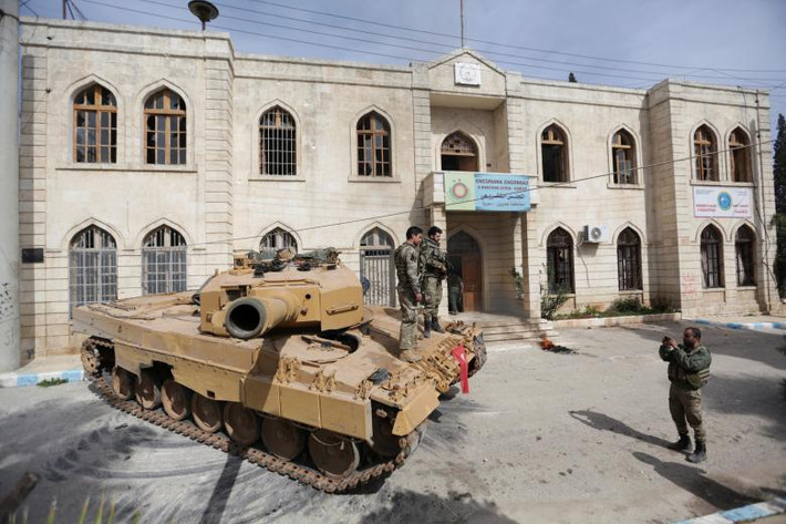 Lực lượng Thổ Nhĩ Kỳ chụp ảnh “tự sướng” tại Afrin ngày 18/3. Ảnh: Reuters.