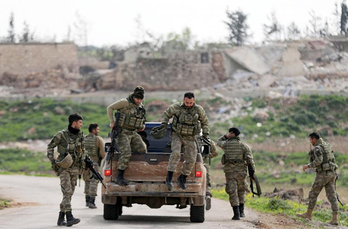 Còn tại “chảo lửa” Afrin của tỉnh Aleppo, trong hai ngày qua, ít nhất 450 binh sĩ Thổ Nhĩ Kỳ và các tay súng phiến quân do Ankara hậu thuẫn đã bỏ mạng trong các cuộc giao tranh ác liệt với người Kurd ở Rajoiu, Jandars và Shirawa. Ảnh: Reuters.