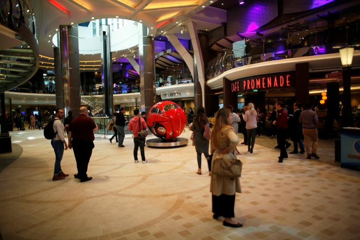 Siêu du thuyền Symphony of The Seas không khác gì một thành phố thu nhỏ.