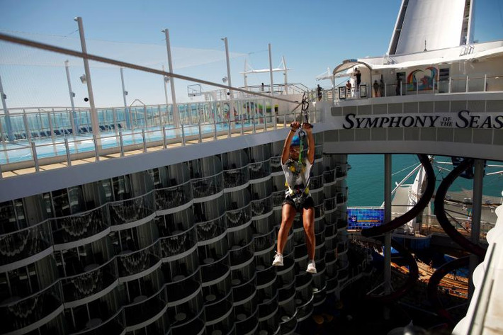 Một bé gái đu dây zip-line trên siêu du thuyền lớn nhất thế giới.