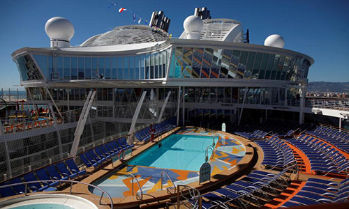 Bên trong siêu du thuyền Symphony of The Seas có cả sân băng, công viên nước, sân bóng rổ cùng 2.700 cabin.