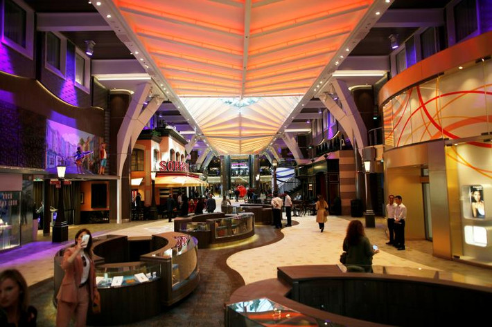 Không gian hiện đại trong du thuyền Symphony of the Seas.