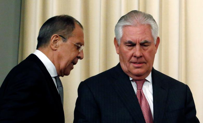 Ngoại trưởng Mỹ Tillerson (phải) và người đồng cấp Nga Sergei Lavrov tới buổi họp báo sau cuộc hội đàm ở thủ đô Moscow, Nga, ngày 12/4/2017.