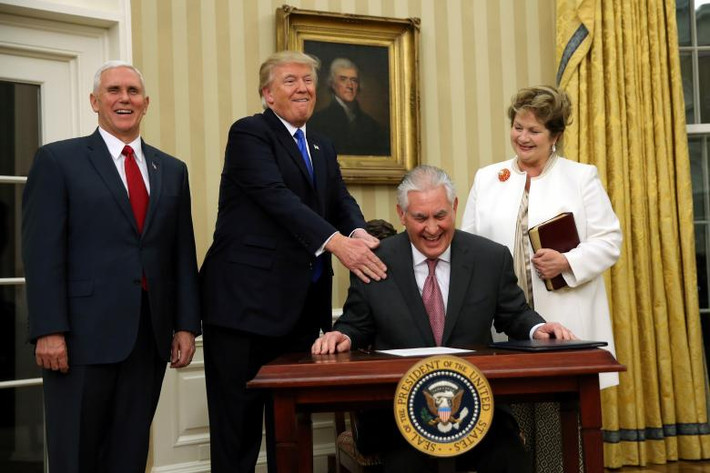 Ông Tillerson (ngồi) tuyên thệ nhậm chức Ngoại trưởng Mỹ tại Phòng Bầu Dục của Nhà Trắng ngày 1/2/2017.
