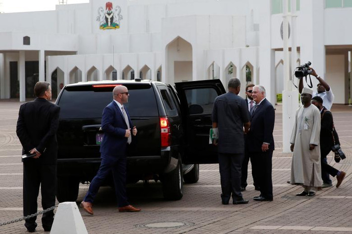 Ngoại trưởng Mỹ Tillerson chào tạm biệt người đồng cấp Nigeria Onyeama sau buổi họp báo chung tại Abuja ngày 12/3/2018.