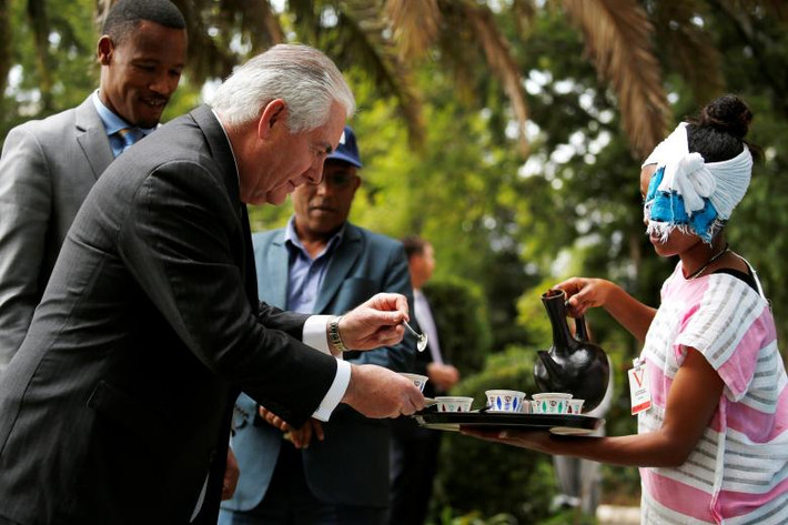 Ông Tillerson nhận một tách cà phê tại Đại sứ quán Mỹ ở Addis Ababa, Ethiopia, ngày 8/3/2018.