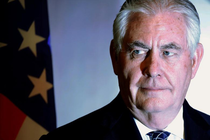 Reuters đưa tin, ngày 13/3, Tổng thống Trump bất ngờ đưa ra thông báo cách chức Ngoại trưởng Mỹ Rex Tillerson. Theo một quan chức Nhà Trắng, quyết định thay Ngoại trưởng Mỹ của ông Trump nhằm chuẩn bị cho các cuộc đàm phán sắp tới với Triều Tiên. Ảnh: Ông Tillerson tham gia cuộc họp báo với Ngoại trưởng Nigeria Geoggrey Onyeama ở Abuja, Nigeria, ngày 12/3/2018. (Nguồn ảnh: Reuters)