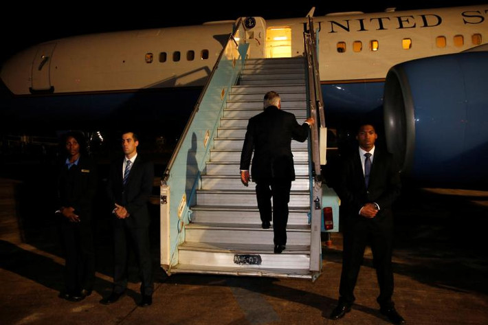 Tổng thống Trump được cho là đã yêu cầu ông Tillerson từ chức từ hôm 9/3. Được biết, trong thời gian tại nhiệm, Ngoại trưởng Tillerson từng đưa ra nhiều quan điểm không đồng nhất với quan điểm của ông Trump. Ảnh: Ông Tillerson lên máy bay ở Abuja để trở về nước, kết thúc chuyến thăm Châu Phi hôm 12/3.