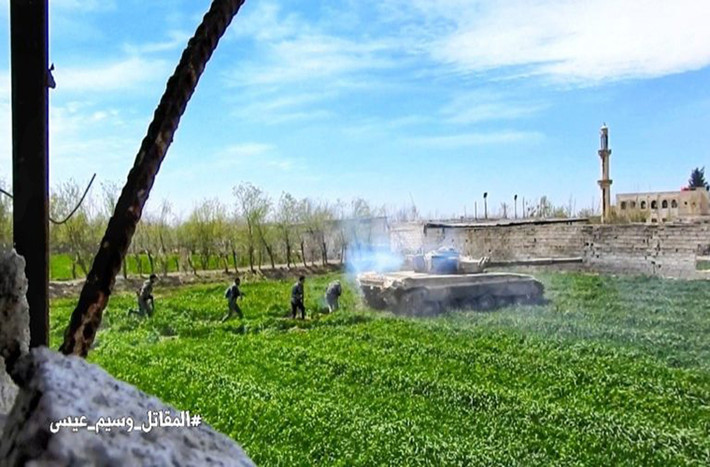 Trong diễn biến khác trên chiến trường Syria, ngày 21/3, Quân đội Syria, lực lượng Mãnh Hổ phối hợp cùng Vệ binh Cộng hòa,...đã tiến đánh trong thị trấn Hazeh và tái chiếm một số địa bàn phía nam khu vực Ayn Tarma ở phía tây Đông Ghouta, Damascus. Ảnh: SF.